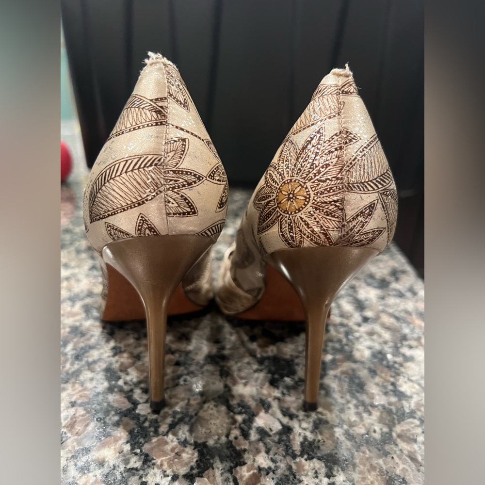 Elegant Floral Embroidered Heels - Picture 4 of 8